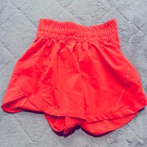LULULEMON SIZE 0 RASPBERRY PLUM HOTTIE HOT SHORTS